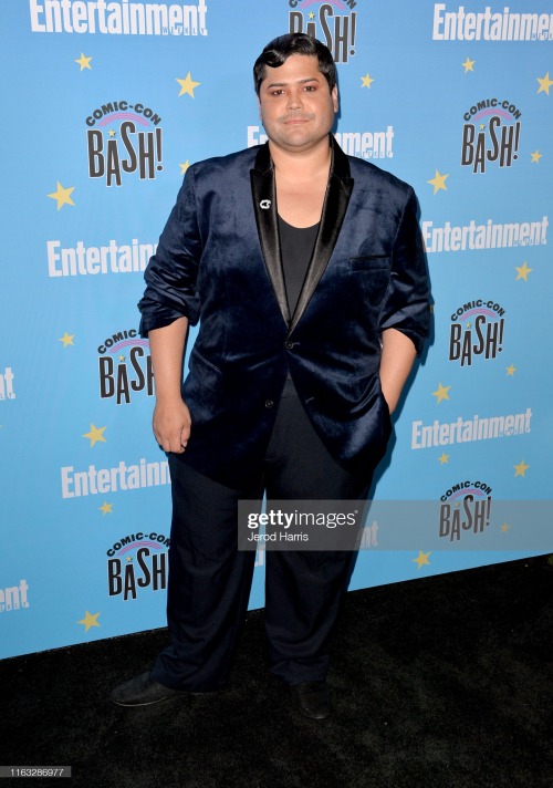 Harvey teach us how to fashion. Harvey Guillén photographed at the EW Comic-Con Celebration in 2019.