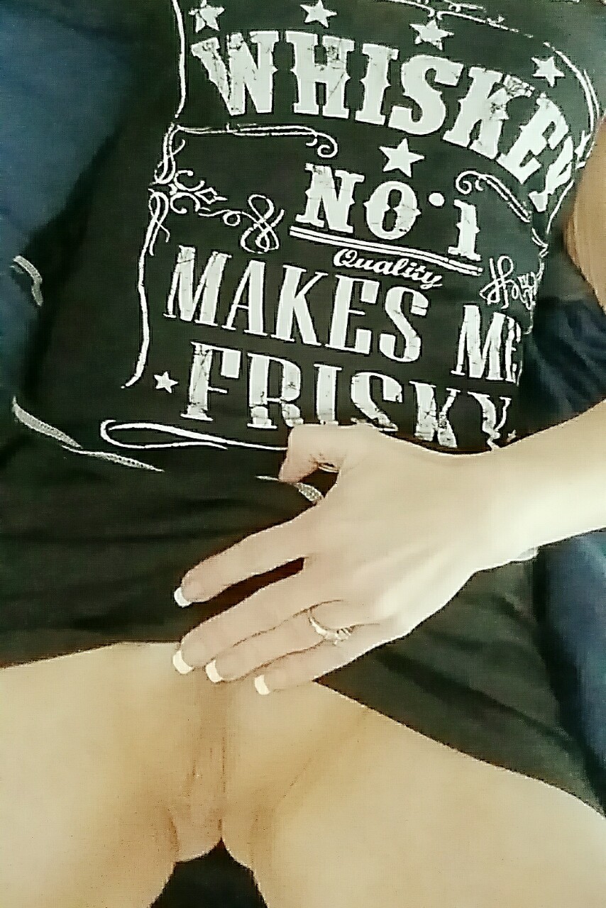 oregonhotwifejen:  Whiskey makes me frisky♠