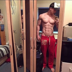 texasfratboy:  Nice sweatpants bulge! 