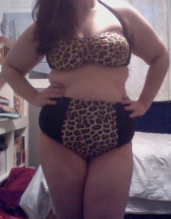 chubby-bunnies:  feeling fabulous in my first fatkini~  US 12-14  