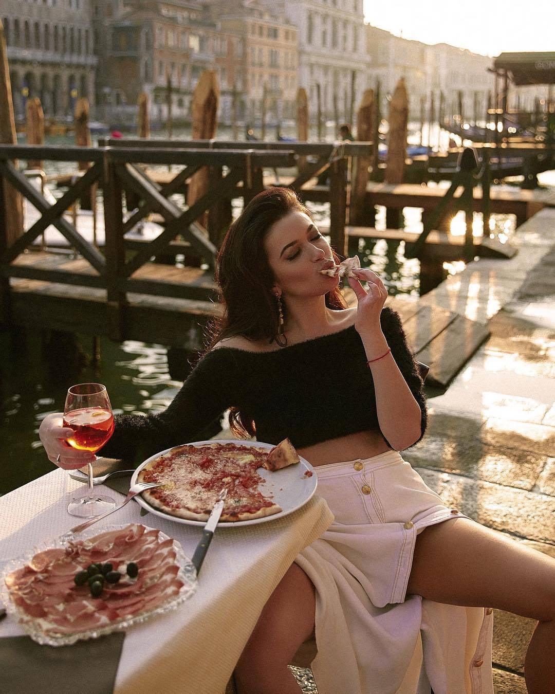 superbinhos:  Dessert is on her way…
