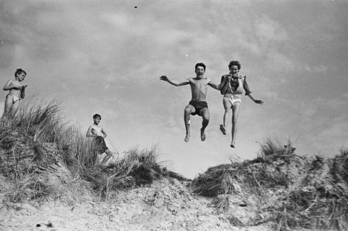 (above)Sur les Dunes, Autoportrait, Gouville. Photo prise au Trépied = On the Dunes, Self-Portrait, 