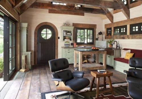 balusgirl:  briuniverse:  simplefascination:  450 Sq. Ft. Small Mountain Cottage | Tiny House Pins  