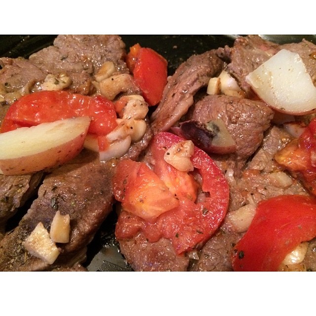 Dinners for two aka Fallon doesn&rsquo;t have to cook tomorrow 💁 steak, garlic,