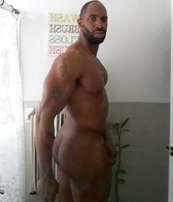 black411blog:  sexycajun214: beef4me:  Thick! Sit on my fave daddy!  HELL YEAH  DAYUM DAYUM DAYUM…..it’s beautiful