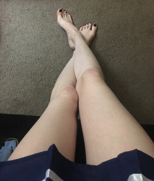 babyfeet5: babyfeet5:I know you wanna kiss all the way to my tippy toes  legz for dayz