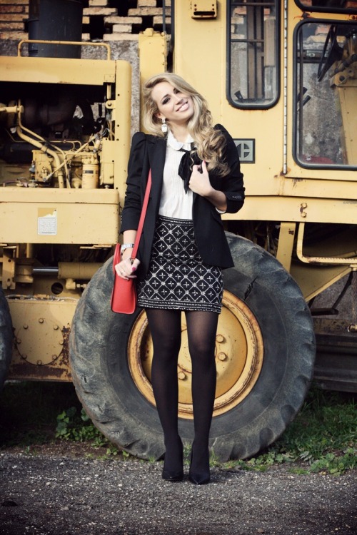 tightsobsession:  Outdoors with heels and tights.