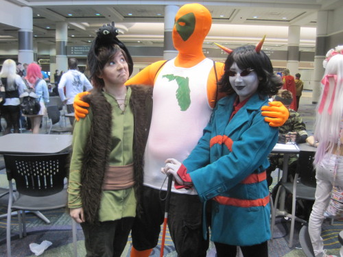 rainbow-ashe:  gandalfexmachina:  We had the honor of meeting Florida Man at Megacon.  wooo! I’m the hiccup in this post, and roswell73 is Florida Man! spaceeyes is tsg!terezi  Ahhh I’m so happy to see that this found its way to all of you!  All