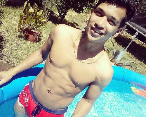 angelito-us: homoerectusuniverse: Guapo y vergón Santiaguino  Ticoo