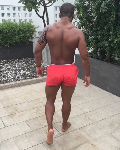 thickumsandthangs21:  GOT DAMN! All Dat Ass…