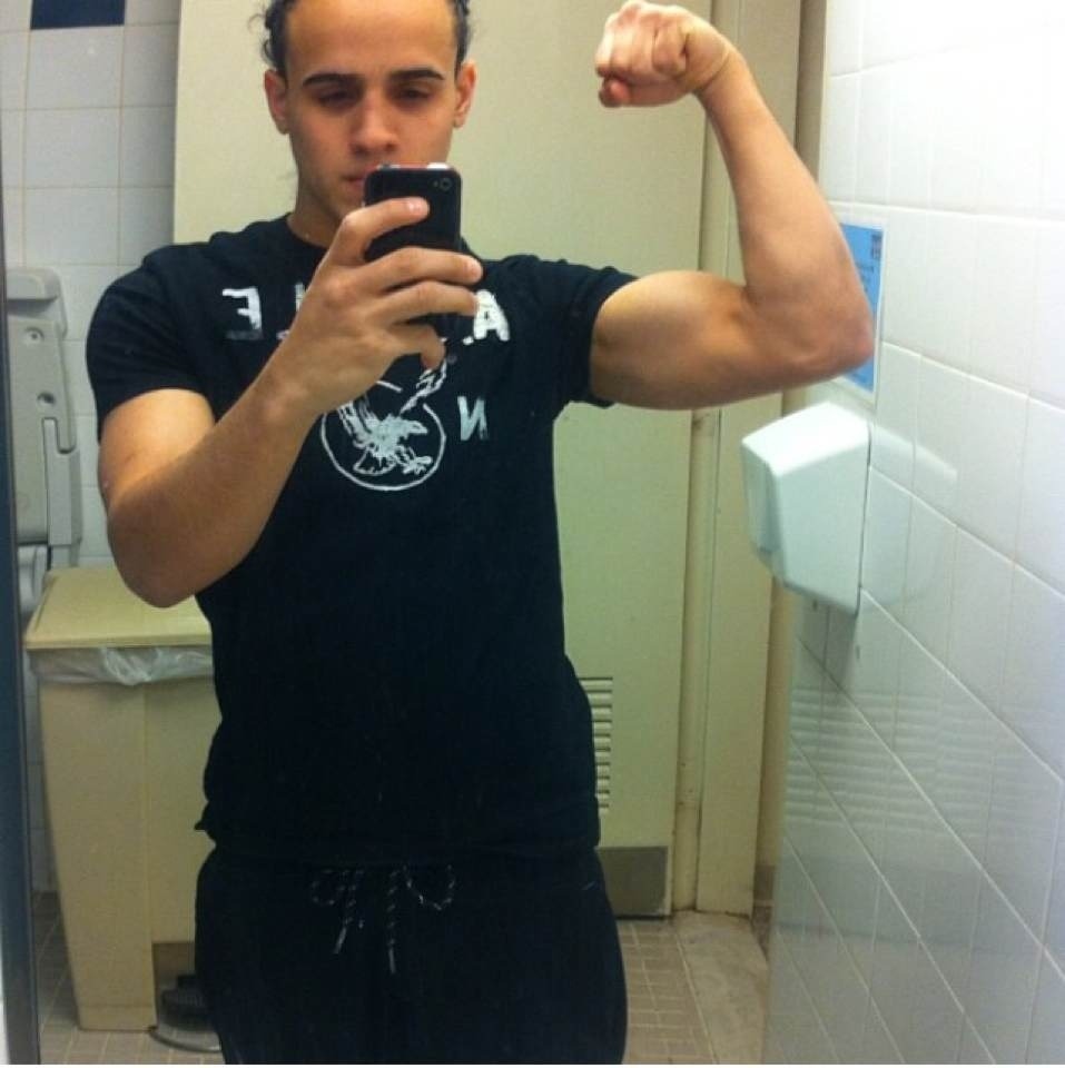 slobbinonknobsdotcom:  harlem papi slobbinonknobsdotcom.tumblr.com   Sexy latin guy!
