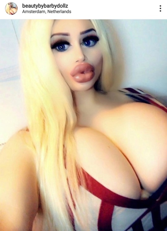 sir3: yesssluttychloe:    Less like you more like her  