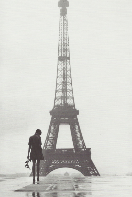 Twiggy ,  Trocadéro, Paris, 1967 by  Gilles Caron