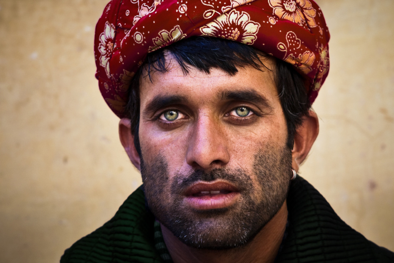 Afghan girl with green eyes