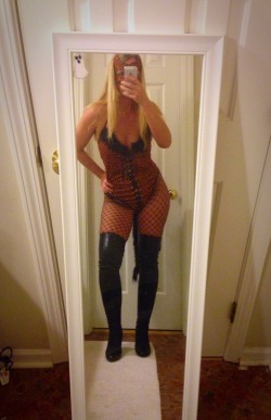 sarahxoxoblog:  Whatcha think of my costume?? Starting to feel a little frisky 