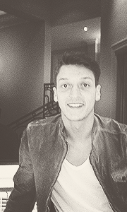  → mesut ozil getting cuter everyday 