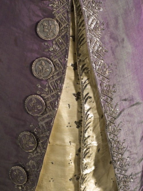 thegentlemanscloset: Man’s suit circa 1790, altered in 1805. Silk taffeta, sequins, metallic t