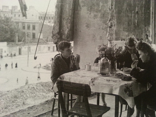 starfish-muffin: Family dining in destroyed apartament, Warsaw 1944. everythings_fine.jpg