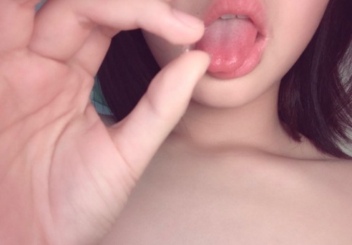 loliloliloliii: gangbangdpp:爱舔大鸡鸡的milu妹子微博：AmaiAmai-MILU