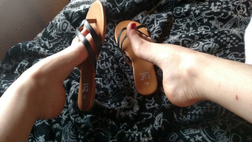 themissarcana:  Sandals  Qd feetz!!.