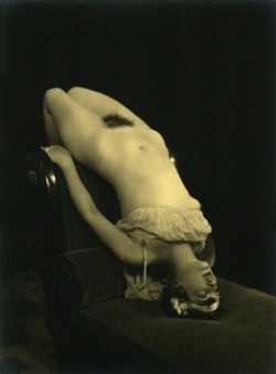 grandma-did:  giftvintage:  Anonymous, 1920’s  This photo is generally attributed  to Grundworth Studio