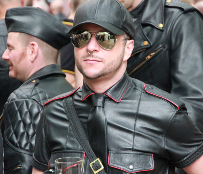 slavethompson:  fuckyeahhottness:  http://fuckyeahhottness.tumblr.com  Sexy Sir 