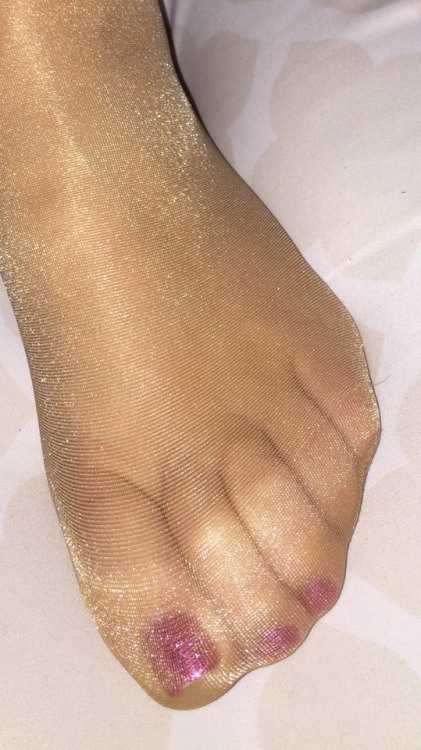 sexyglossypantyhosewife: Tell me if you think my pink toes are sexy
