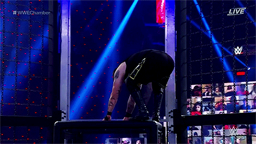 mith-gifs-wrestling:He doesn’t even look behind him!Not one single glance, no hesitation.I’m in awe.