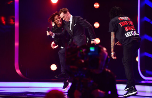 shigurerei: Host Benedict Cumberbatch dances on stage during the 2018 Laureus World Sports Awards sh