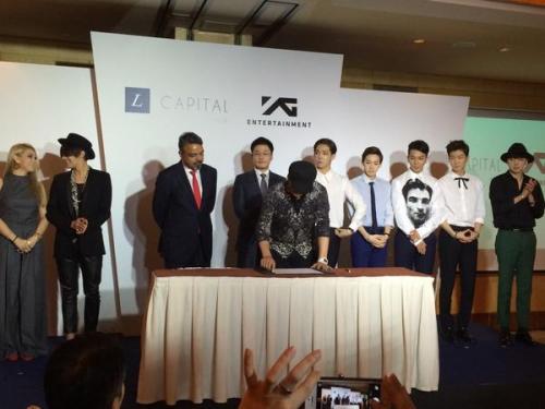 Papa YG is in the house, flanked by GDragon, CL & WINNER. Stay tuned for more! [cr:xinmsn_en]