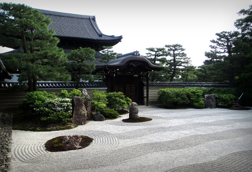 Het indrukwekkende Kennin-ji. Stond dan wel niet op de planning, maar met super mooie tuinen en pret