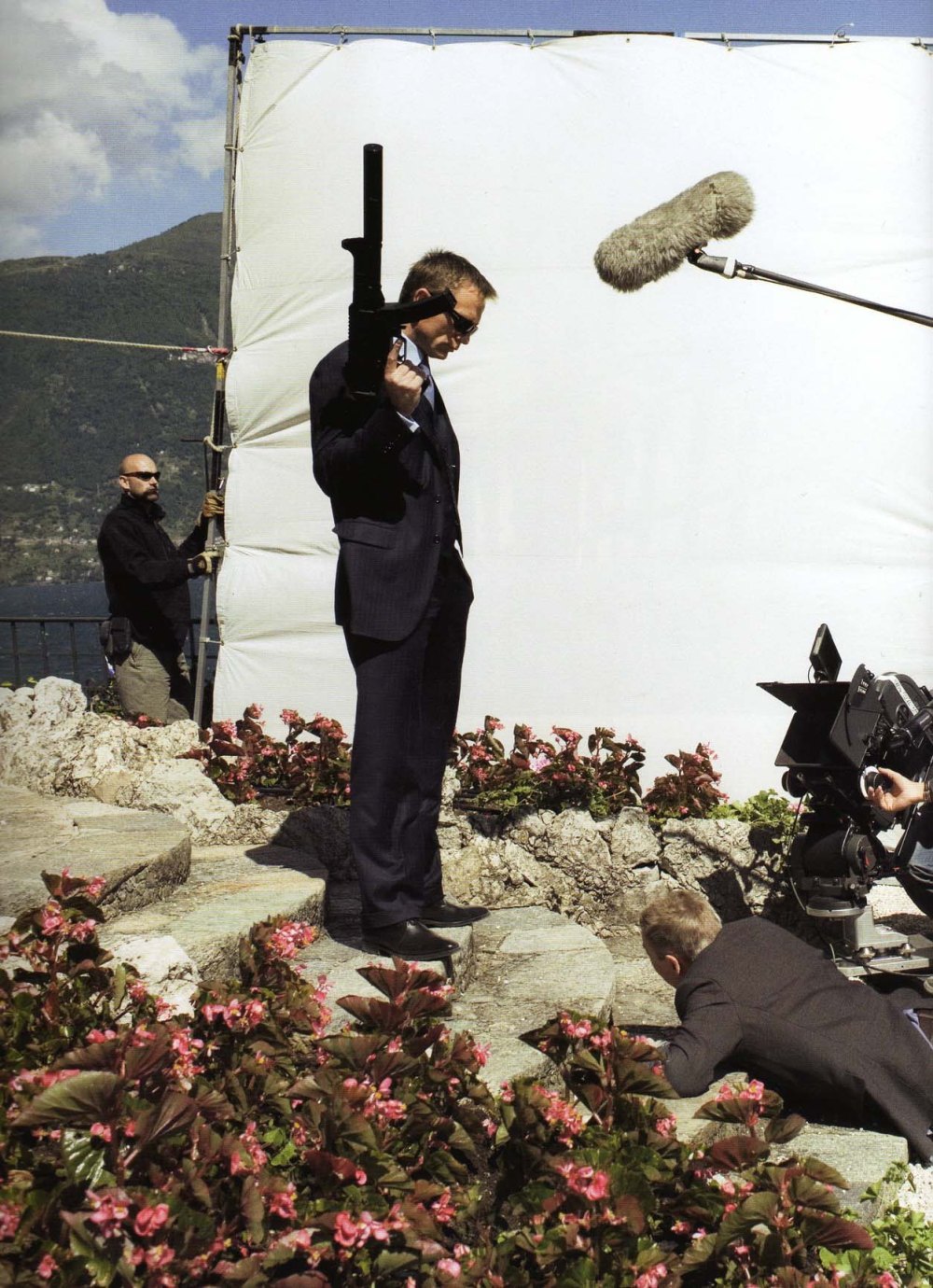 fuckyeahbehindthescenes: Daniel Craig said he was shopping for groceries when he