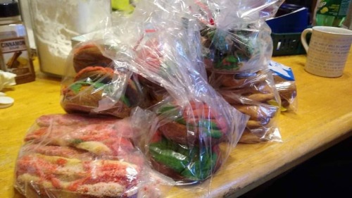 I surprised the family with a giant box of pan dulce treats from @rodriguez_bakery this morning. Fresh and delicious and FAST shipping! 

Ma said the #empanadas reminded her of her favorites from the panadería when she was a kid. <3 

Thanks for making our Christmas a little more magical! :D

#PanDulce #Treats #Panaderia #Conchas #Yum #Familia #Family #Christmas  
https://www.instagram.com/p/CJG8IlYlMWa/?igshid=1iodpex1zf98n #empanadas#pandulce#treats#panaderia#conchas#yum#familia#family#christmas