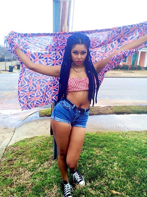 blackgirlsrpretty2:  SPOTLIGHT: http://lokitaraine.tumblr.com/ 