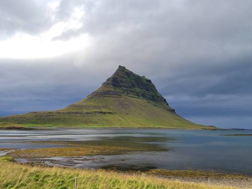 oneshotolive:  Kirkjufell Mountain - Snaefellsnes, Iceland [OC] [4032x3024] 📷: danktastic_negro 