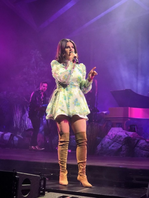 kingdashian: Waited in line for 14 hours and got front center. So worth the wait!