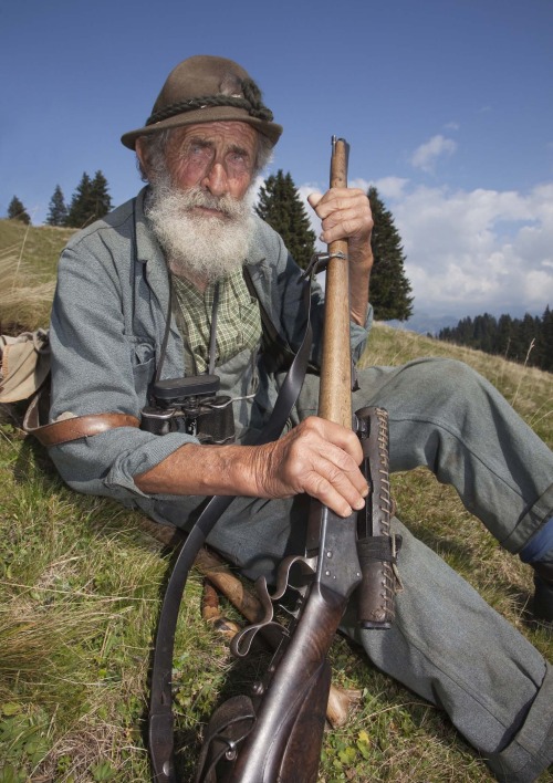 dildowheel:cerebralzero:I bet this guy has some amazing stories.Anyone know what kinda rifle that is