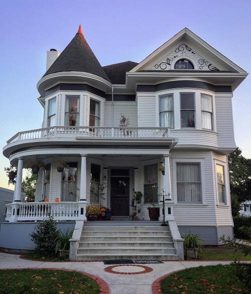 #SantaCruzhomes #oldvictorian #OldSantaCruz #victorianhouse #oldhouselove (at Mission Hill, Santa Cr