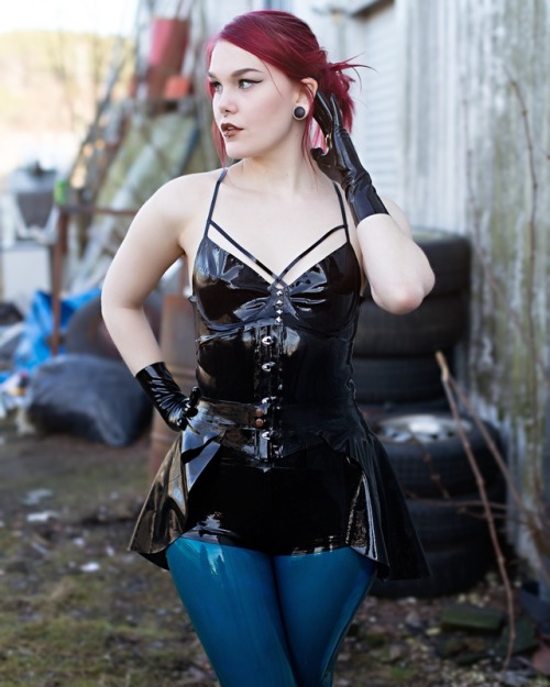 idementhia: First picture from the shoot with Carmilla Photography at the photo-meet :) All latex is