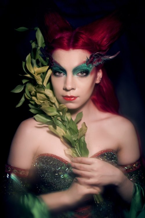 groteleur:  Poison Ivy (Pamela Isley)What Do You Know About Poison Ivy?If you were to encounter a patch of poison ivy, we hope you could get through it!  That’s pretty awesome Poison Icy cosplay.