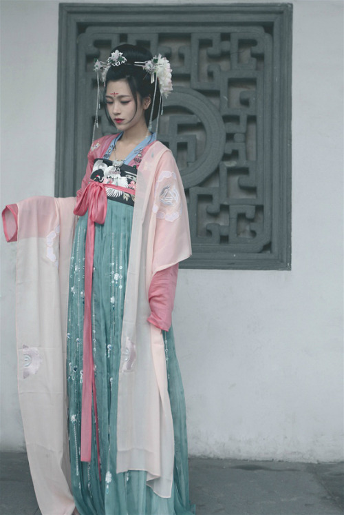 moonbeam-on-changan: Traditional Chinese hanfu, by 猴子哥哥