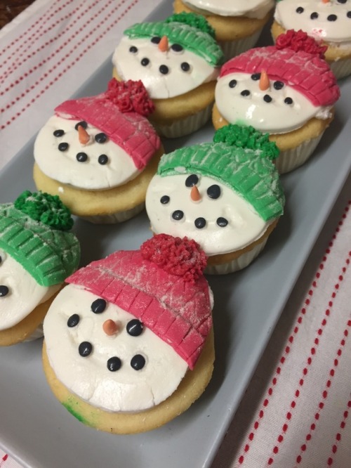 perpetuallychristmas:I made cute snowman cupcakes