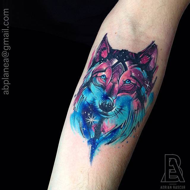 Tatuajes para Hombres — Lobo galáctico en el antebrazo. Artista tatuador:...