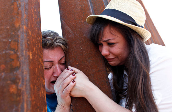 magpieandwhale:  Immigrants Reach Beyond a Legal Barrier for a Reunion These photos