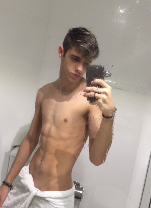 paletely:  Out of shower Follow my insta/snap @ gabeneditti and talk to me :)