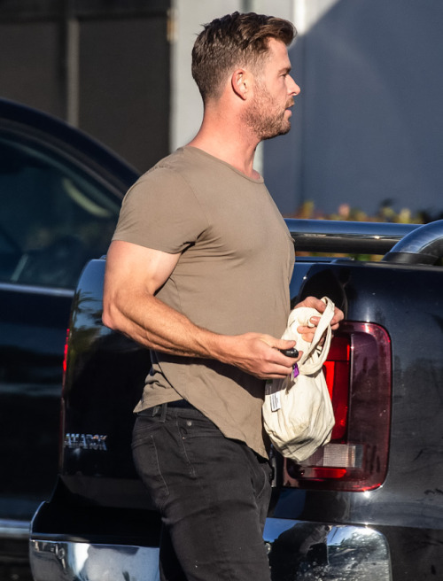 chrishemswrth:CHRIS HEMSWORTH in Byron Bay, Australia (August 2, 2020)