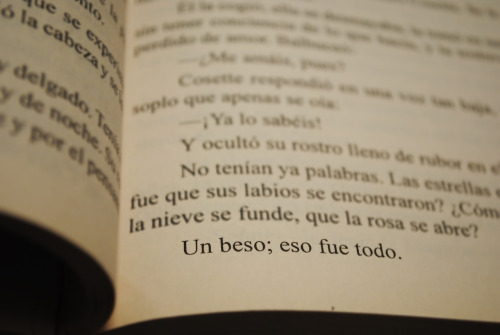 hojasrecienbrotadasdeunarbol:  conversacionesinterminables: “No tenían ya palabras. ¿Cómo fue que sus labios se encontraron? Un beso; eso fue todo. Los dos se estremecieron, y se miraron en la sombra con ojos brillantes. No sentían ni el frío de