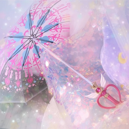 paulichu: bootlegmagicalgirls: Found on Taobao is this amazing parasol that uses the Sailor Moon Kal