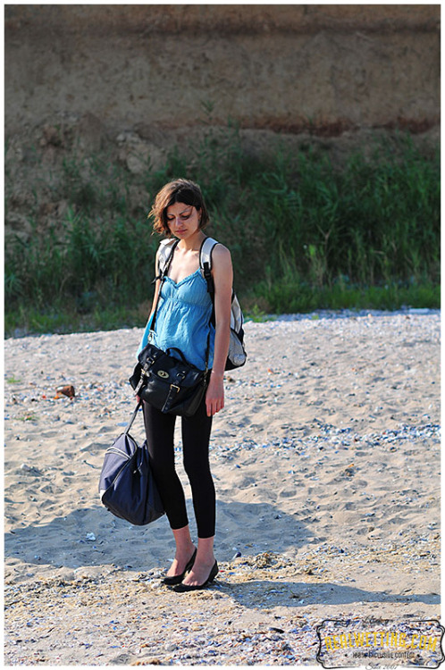 Searching for her rental house on the beach with all the luggages after her and high heels on, it tu