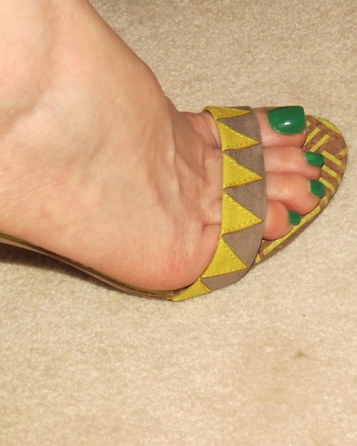 toeslickfeet:  great combination of colors porn pictures